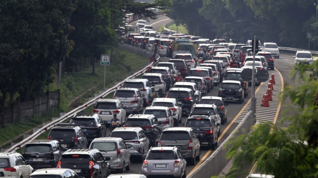 Kepadatan kendaraan menuju kawasan wisata Puncak, Ciawi, Kabupaten Bogor, Jawa Barat, Jumat (16/1/2026). [ANTARA FOTO/Yulius Satria Wijaya/bar]

