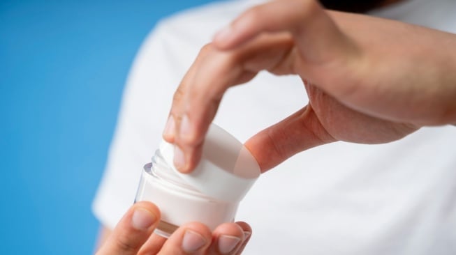 Ilustrasi kosmetik berbahaya (Freepik)