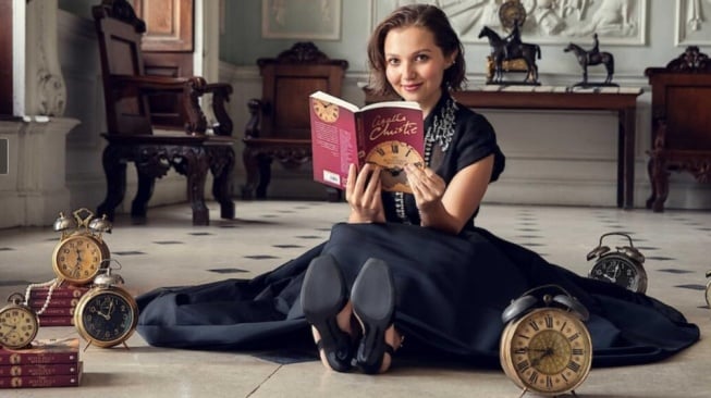 Sinopsis Agatha Christie's Seven Dials: Misteri Tujuh Jam Alarm dan Kematian Gerry Wade