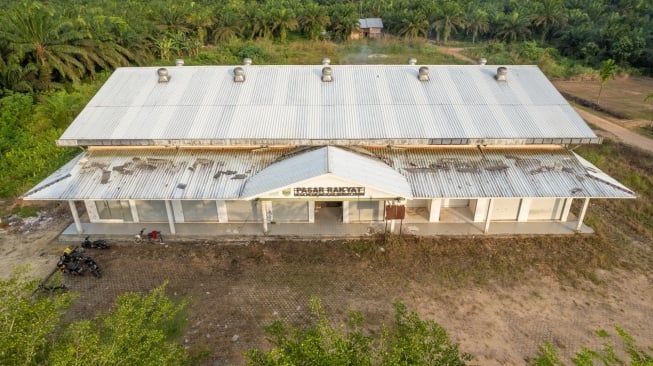 Foto udara Pasar Rakyat Desa Petaling yang terbengkalai di Petaling Jaya, Muaro Jambi, Jambi, Kamis (15/1/2026). [ANTARA FOTO/Wahdi Septiawan/rwa]