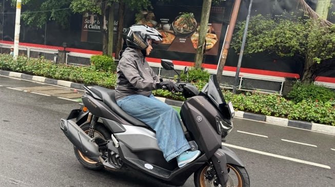 Pengendara perempuan menjajal langsung sensasi berkendar dengan NMAX TURBO di ajang MAXCLUSIVE The Premium Ride, Sabtu (17/1/2026). (Foto: SUARA.COM/MANUEL JEGHESTA) 
