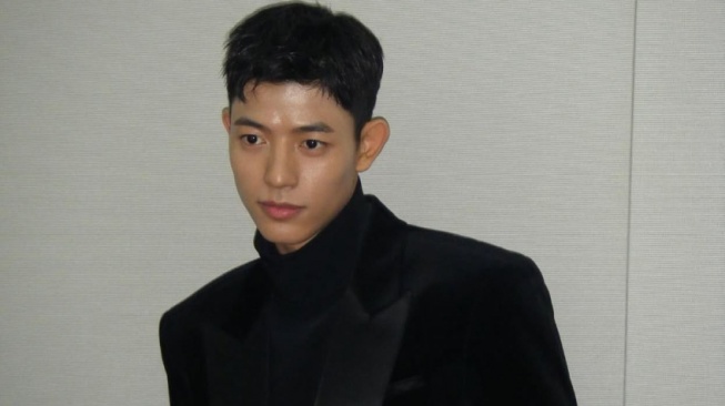 4 Inspirasi Gaya Chic ala Lomon, Buat yang Suka Outfit Warna Gelap!