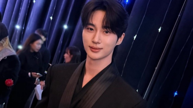 4 Padu Padan OOTD Hitam ala Byeon Woo Seok, Buat Momen Kasual sampai Formal