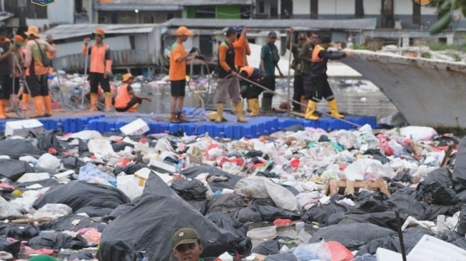 Wali Kota Ungkap Penyebab Daratan Sampah di Tanggul NCICD Muara Baru