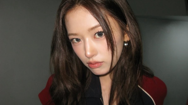 4 Outfit Effortless ala Yujin IVE, Sontek Buat Gaya Nongkrong Makin Kece!