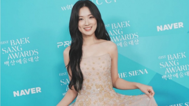 5 Inspirasi Gaun ala Kim Hye Yoon, Soft Look yang Memikat