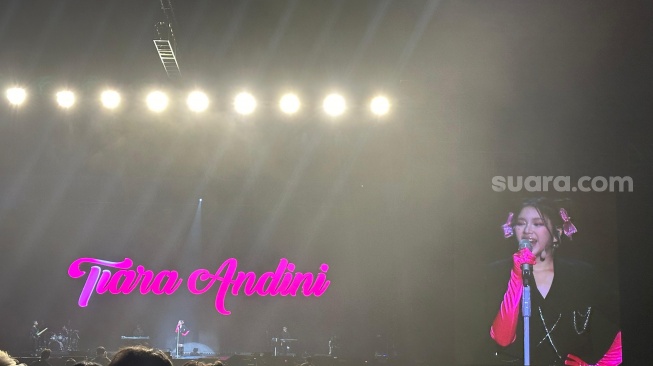 Tiara Andini di konser HUG K-Pop Concert Jakarta yang digelar di NICE PIK 2 pada Sabtu, 17 Januari 2026. [Suara.com/Sumarni]