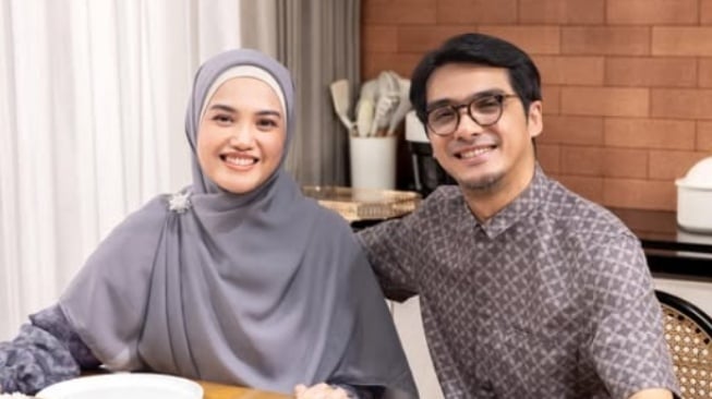Reaksi Herfiza Novianti Usai Isu Ricky Harun Karoke Bareng LC Viral, Sikap Acuh Jadi Sorotan