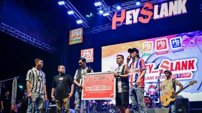 Slank dan Bos HS, Muhammad Suryo menyerahkan donasi sebesar Rp500 juta untuk korban bencana di Aceh Sumatera. [dokumentasi pribadi]