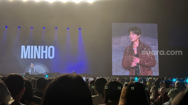 Minho SHINee di konser HUG K-Pop Concert Jakarta yang digelar di NICE PIK 2 pada Sabtu, 17 Januari 2026. [Suara.com/Sumarni]