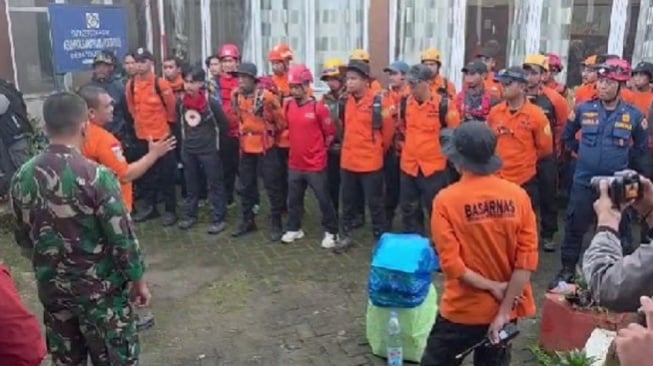 Tim SAR gabungan kembali melanjutkan pencarian hari kedua pesawat ATR42-500 milik maskapai Indonesia Air Transport yang dilaporkan hilang kontak, Minggu (18/1) [SuaraSulsel.id/Basarnas]