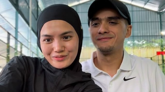 Sosok Herfiza Novianti, Istri Ricky Harun yang Disorot usai Video Karaoke LC Viral