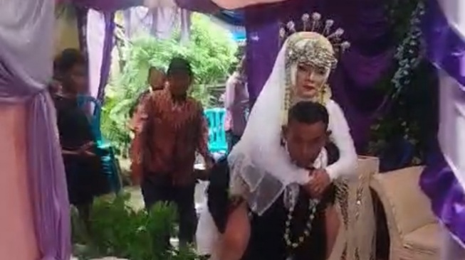 Sempat Putus Asa, Pasangan Pengantin Ini Tetap Gelar Resepsi di Tengah Banjir