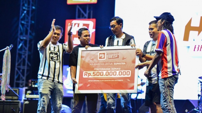 Slank dan Bos HS Serahkan Donasi Rp500 Juta, Vespa Kaka Terjual di Angka Rp110 Juta