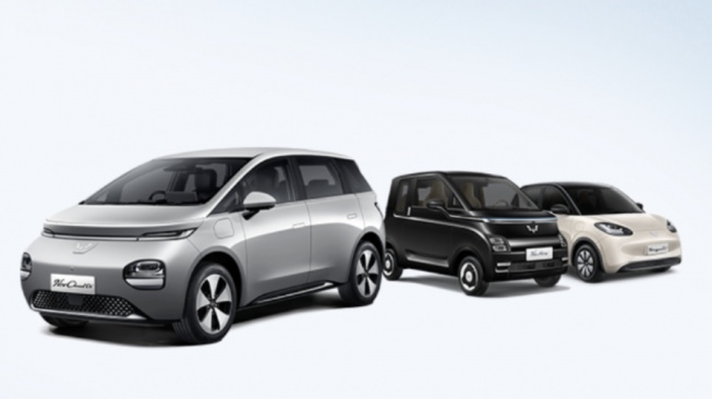 Jarak Tempuh Wuling Cloud EV vs BYD M6 Mending Mana?