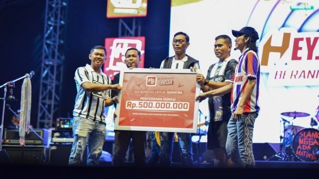 Slank dan Bos HS, Muhammad Suryo menyerahkan donasi sebesar Rp500 juta untuk korban bencana di Aceh Sumatera. [dokumentasi pribadi]