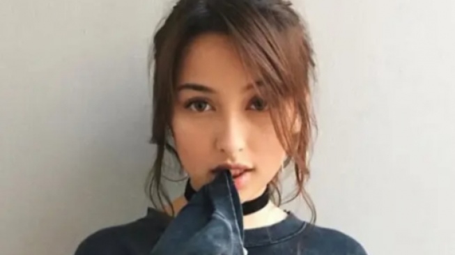 Nostalgia Tren 2016, 6 Selebritis Tampil Ikonik dengan Kalung Choker dan Jeans Robek