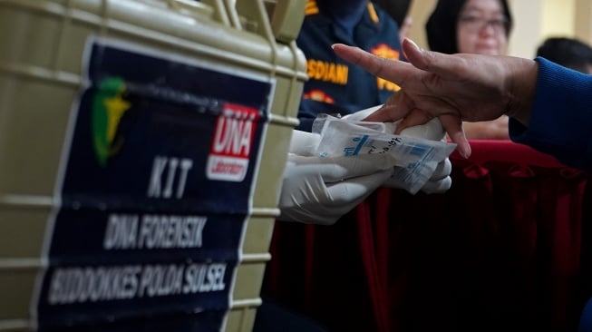 Petugas mengambil sampel darah keluarga korban Pesawat ATR 42-500 di Pos Antemortem DVI Biddokkes Polda Sulsel, Makassar, Sulawesi Selatan, Senin (19/1/2026). [ANTARA FOTO/Arnas Padda/wsj]