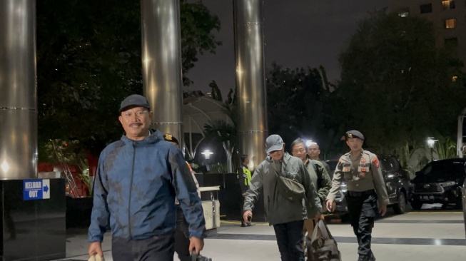 Pakai Jaket Biru dan Topi Hitam, Wali Kota Madiun Maidi Tiba di KPK Usai Terjaring OTT