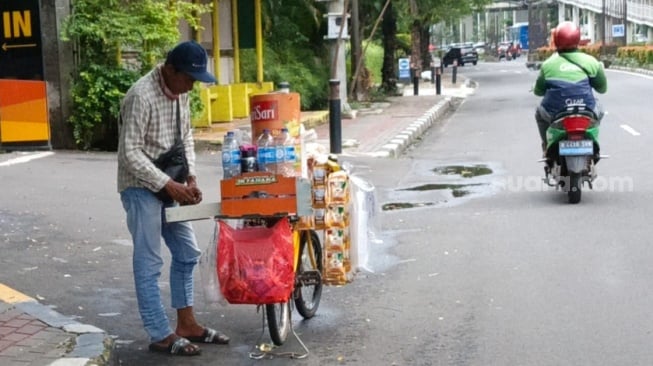 Ilustrasi pedagang kopi keliling. (Suara.com/Adiyoga)
