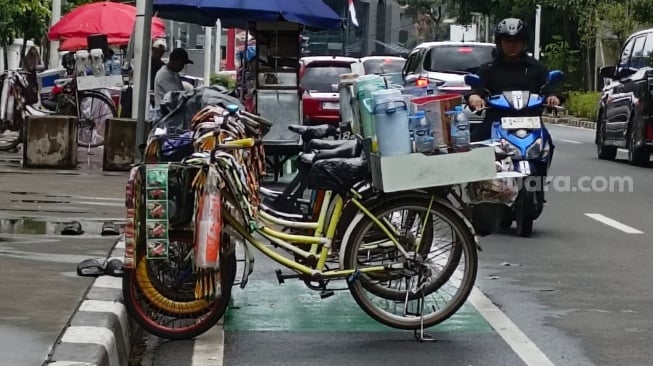 Ilustrasi pedagang kopi keliling. (Suara.com/Adiyoga)