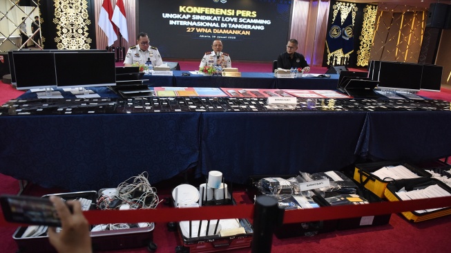 lt. Dirjen Imigrasi Yuldi Yusman (tengah) didampingi Kasubdit Pengawasan Keimigrasian Arief Eka Riyanto (kiri) dan Koordinator Fungsi Komunikasi Publik Ditjen Imigrasi Achmad Nur Saleh (kanan) menggelar konferensi pers pengungkapan sindikat Love Scamming internasional di Kantor Direktorat Jenderal Imigrasi Kementerian Imigrasi dan Pemasyarakatan, Jakarta, Senin (19/1/2026). [ANTARA FOTO/Indrianto Eko Suwarso/wsj]