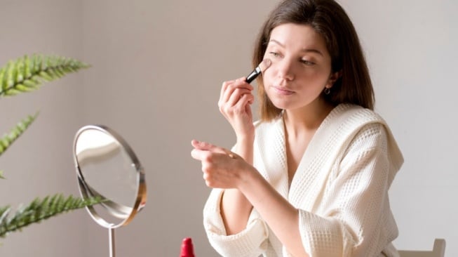 5 Rekomendasi Foundation Ringan yang Tidak Bikin Wajah Terlihat Tua dan Cakey