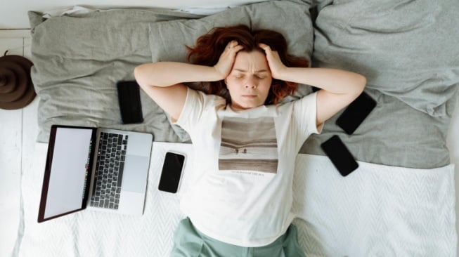 Bahaya Doomscrolling: Mengapa Terlalu Banyak Baca Berita Bisa Merusak Mental?