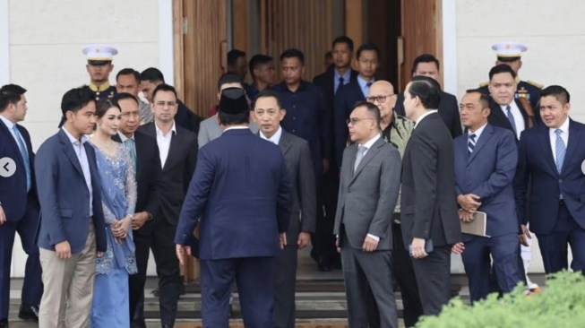 Presiden Prabowo Subianto diantarkan sejumlah pejabat tinggi negara saat hendak melakukan lawatan luar negeri ke Eropa, Minggu (18/1/2026). [Sekretaris Kabinet]