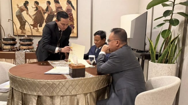 Presiden Prabowo Subianto dan Wakil Ketua DPR RI Sufmi Dasco Ahmad bertemu di Gedung VVIP Base Ops Pangkalan Udara TNI AU (Lanud) Halim Perdanakusuma, Jakarta, Minggu (18/1/2026) siang kemarin.