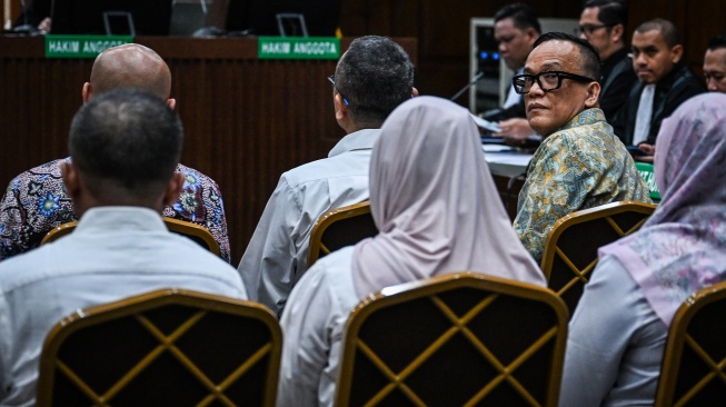 Terdakwa kasus dugaan pemerasan dalam pengurusan sertifikat K3 di Kementerian Ketenagakerjaan Immanuel Ebenezer (kanan) menjalani sidang pembacaan dakwaan di Pengadilan Tipikor, Jakarta, Senin (19/1/2026). [ANTARA FOTO/Bayu Pratama S/sgd/wsj]