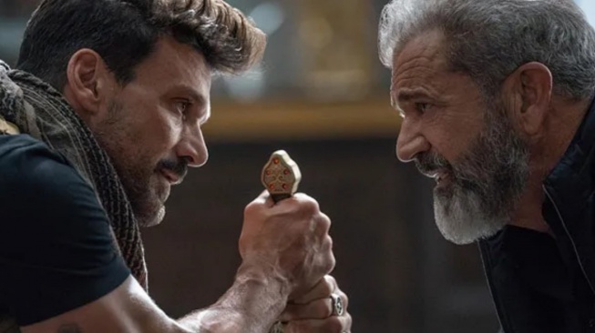 Film Boss Level yang dibintangi Frank Grillo, Naomi Watts, dan Mel Gibson akan tayang Senin (19/1/2026) malam ini pukul 23.00 WIB di Trans TV. [YouTube]