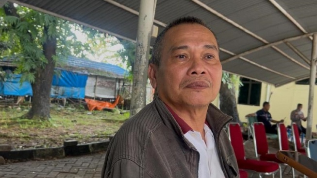 Adi Saputra, ayah dari pramugari Esther Aprilita masih menunggu keajaiban di Bandara Sultan Hasanuddin Makassar [SuaraSulsel.id/Istimewa]