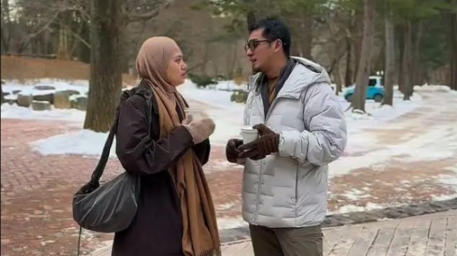 Heboh Isu Karaoke Bareng LC, Intip Potret Kemesraan Ricky Harun dan Herfiza Novianti di Korea