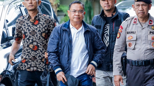 Bupati Pati Sudewo (tengah) dikawal petugas setibanya di Gedung Merah Putih KPK, Jakarta, Selasa (20/1/2026). [ANTARA FOTO/Asprilla Dwi Adha/nym]