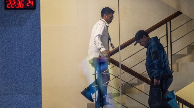 Wali Kota Madiun Maidi (kanan) berjalan menuju ruang pemeriksaan setibanya di Gedung Merah Putih KPK, Jakarta, Senin (19/1/2026). [ANTARA FOTO/Bayu Pratama S./rwa]