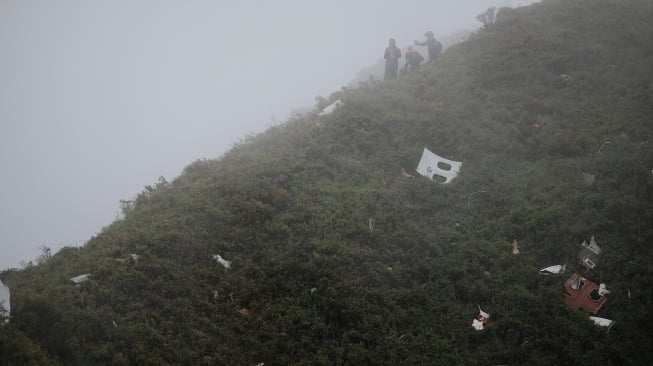 Tim SAR Gabungan memeriksa serpihan pesawat ATR 42-500 milik IAT di Puncak Gunung Bulusaraung, Kabupaten Pangkep, Sulawesi Selatan, Minggu (18/1/2026). [ANTARA FOTO/Muchtamir/Lmo/tom]