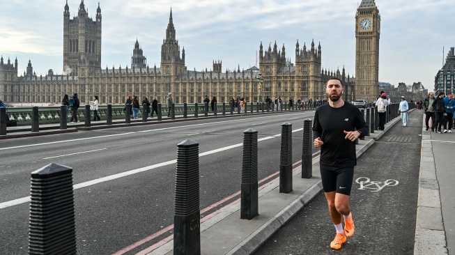 Warga berolahraga di dekat kawasan Big Ben, London, Inggris, Minggu (18/1/2026). [ANTARA FOTO/Galih Pradipta/wsj]
