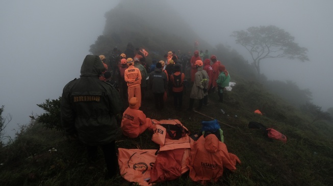 Tim SAR Gabungan memeriksa serpihan pesawat ATR 42-500 milik IAT di Puncak Gunung Bulusaraung, Kabupaten Pangkep, Sulawesi Selatan, Minggu (18/1/2026). [ANTARA FOTO/Muchtamir/Lmo/tom]
