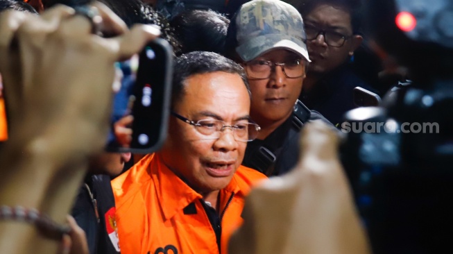 Bupati Pati Sudewo dibawa ke mobil tahanan usai menjalani pemeriksaan di Gedung Merah Putih KPK, Jakarta, Selasa (20/1/2026). [Suara.com/Alfian Winanto]
