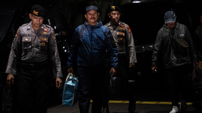 Wali Kota Madiun Maidi (kedua kiri) dikawal petugas setibanya di Gedung Merah Putih KPK, Jakarta, Senin (19/1/2026). [ANTARA FOTO/Bayu Pratama S./rwa]