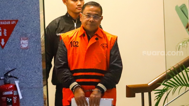 Bupati Pati Sudewo dibawa ke mobil tahanan usai menjalani pemeriksaan di Gedung Merah Putih KPK, Jakarta, Selasa (20/1/2026). [Suara.com/Alfian Winanto]
