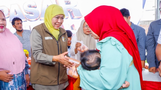 Gubernur Khofifah menegaskan bahwa intervensi harga melalui pasar murah menjadi instrumen penting dalam pengendalian inflasi (Dok: Pemprov Jatim)