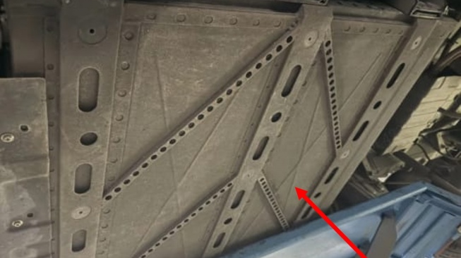 Kondisi baterai pack mobil listrik DFSK Gelora E yang masih utuh pasca terbakar. (Foto: DFSK)