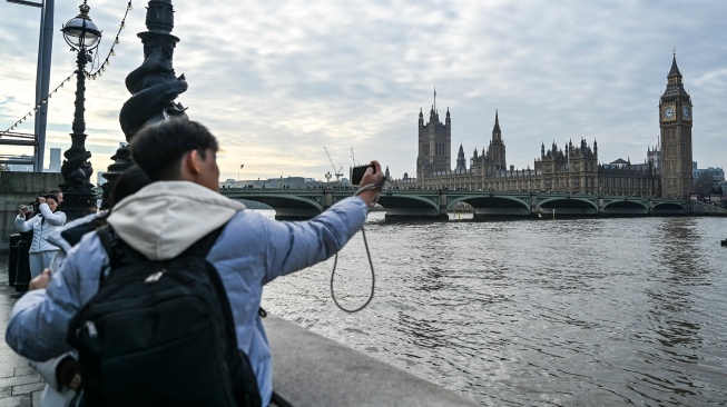 Wisatawan berswafoto di dekat kawasan Big Ben, London, Inggris, Minggu (18/1/2026). [ANTARA FOTO/Galih Pradipta/wsj]
