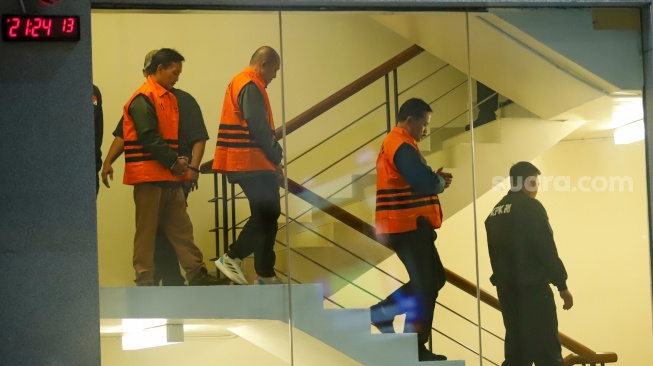 Wali Kota Madiun Maidi (tengah) dibawa ke mobil tahanan usai menjalani pemeriksaan di Gedung Merah Putih KPK, Jakarta, Selasa (20/1/2026). [Suara.com/Alfian Winanto]
