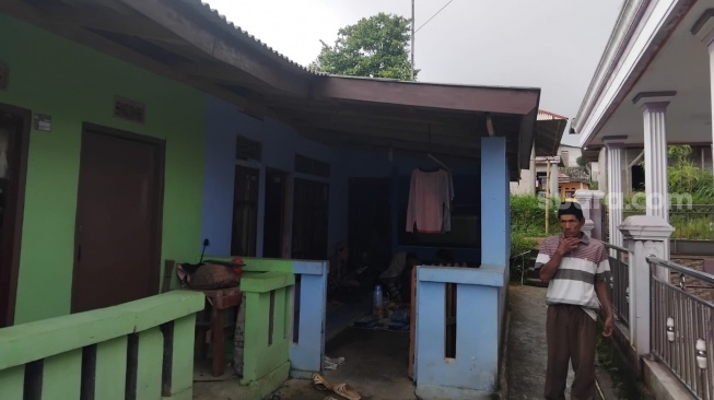 Kediaman Eni Nurhayati, istri dari Akim (38) di Kampung Anyar, RT02/06, Desa Urug, Kecamatan Sukajaya, Kabupaten Bogor [Andi Ahmad S/Suara.com]