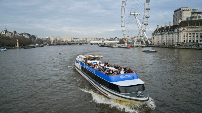 Sebuah kapal wisata melintas di Sungai Thames di dekat London Eye di London, Inggris, Minggu (18/1/2026). [ANTARA FOTO/Galih Pradipta/wsj]
