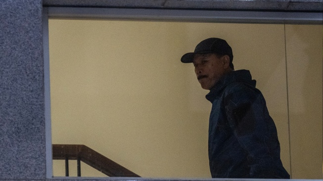 Wali Kota Madiun Maidi berjalan menuju ruang pemeriksaan setibanya di Gedung Merah Putih KPK, Jakarta, Senin (19/1/2026). [ANTARA FOTO/Bayu Pratama S./rwa]