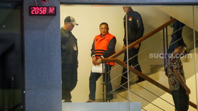 Bupati Pati Sudewo dibawa ke mobil tahanan usai menjalani pemeriksaan di Gedung Merah Putih KPK, Jakarta, Selasa (20/1/2026). [Suara.com/Alfian Winanto]
